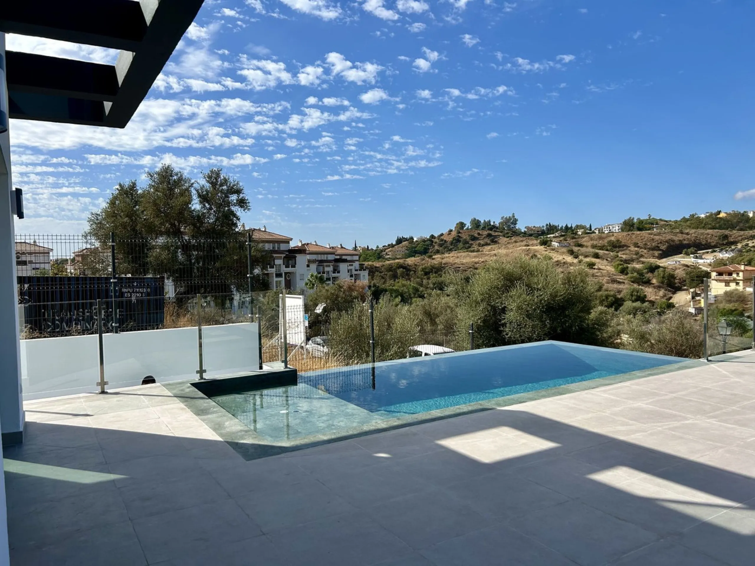 Discover this stunning luxury villa in Mijas, Málaga, combining elegance and comfort in an idyllic setting.