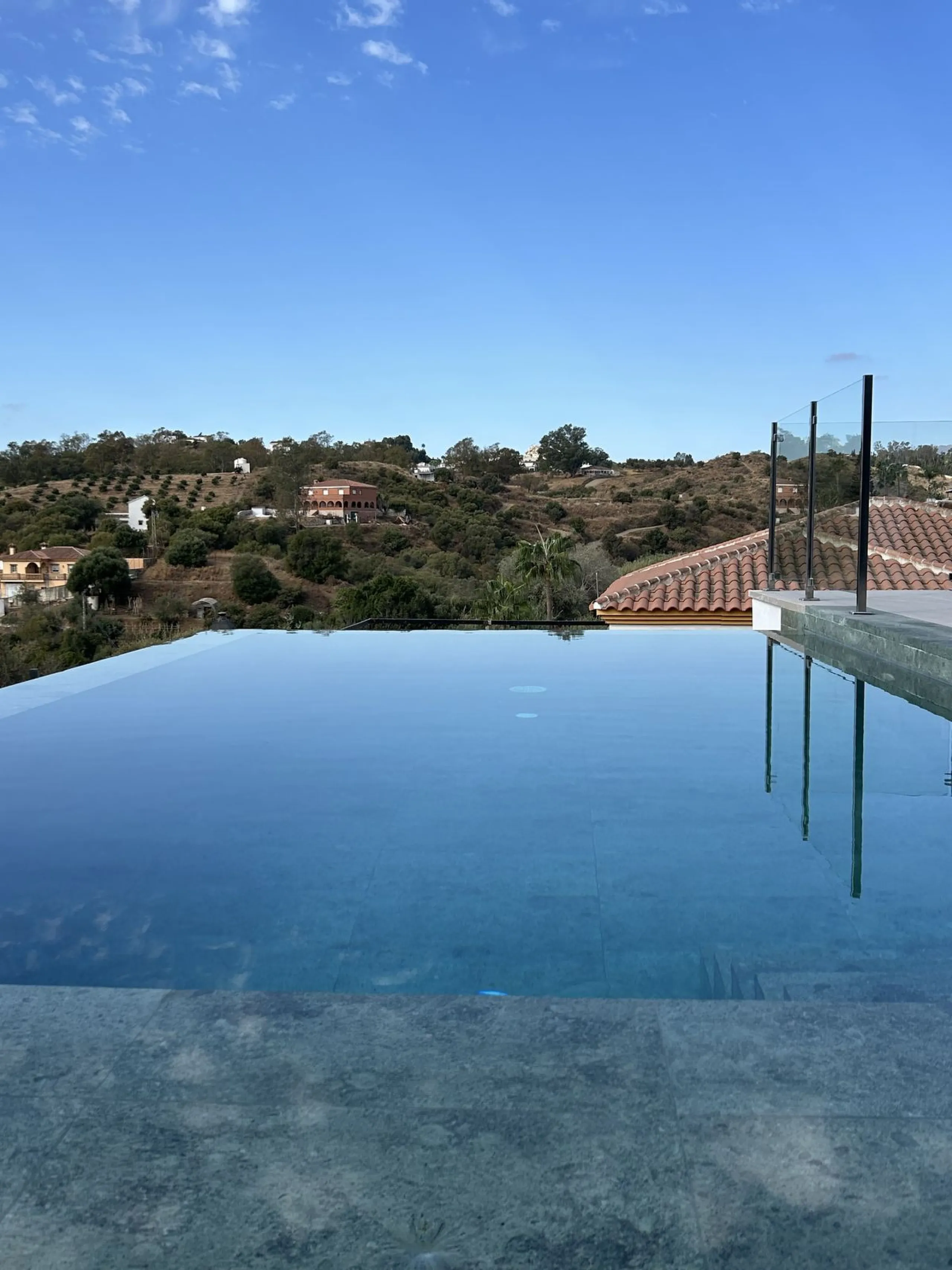 Discover this stunning luxury villa in Mijas, Málaga, combining elegance and comfort in an idyllic setting.