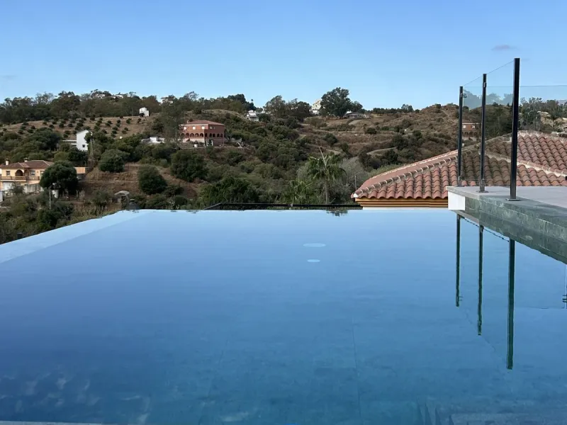 Discover this stunning luxury villa in Mijas, Málaga, combining elegance and comfort in an idyllic setting.