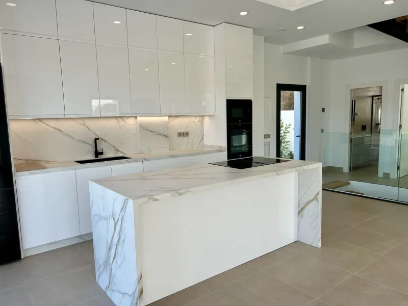 Discover this stunning luxury villa in Mijas, Málaga, combining elegance and comfort in an idyllic setting.