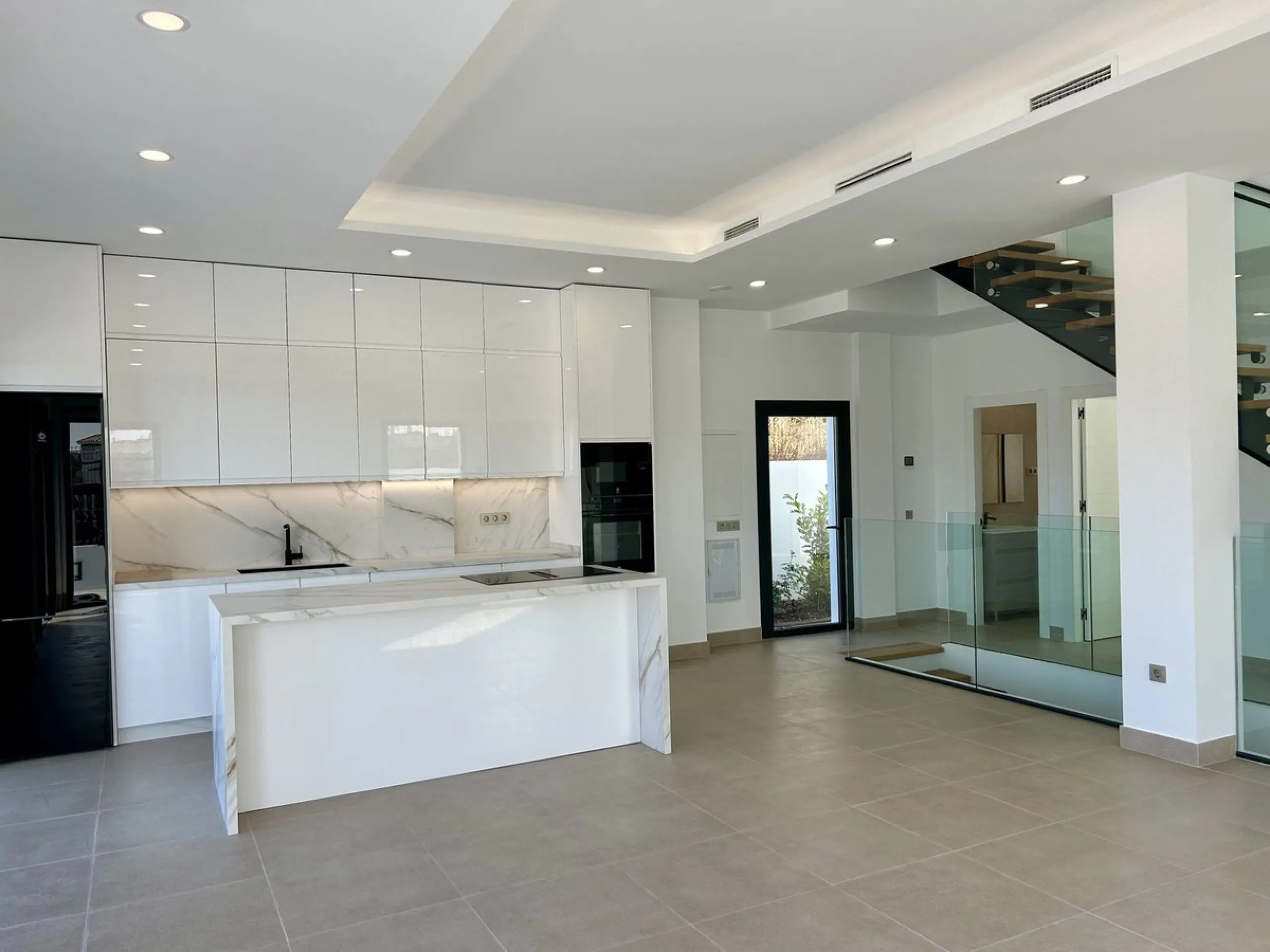 Discover this stunning luxury villa in Mijas, Málaga, combining elegance and comfort in an idyllic setting.