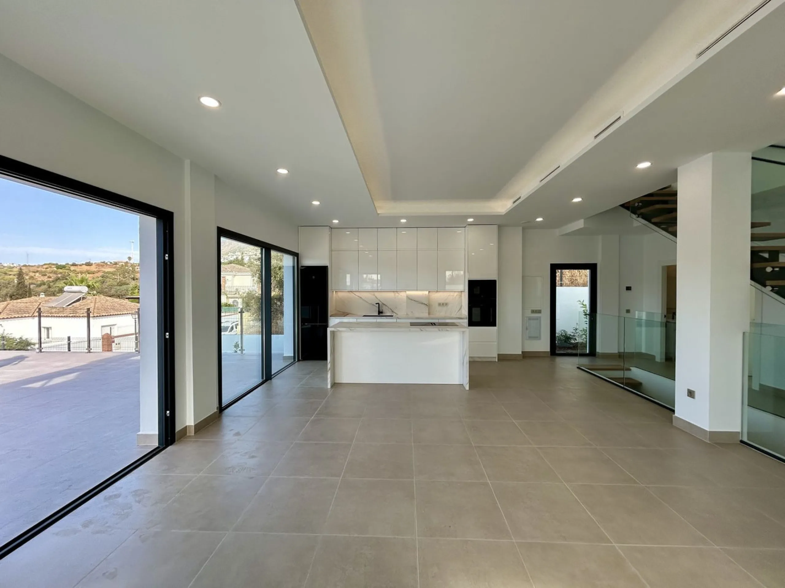 Discover this stunning luxury villa in Mijas, Málaga, combining elegance and comfort in an idyllic setting.