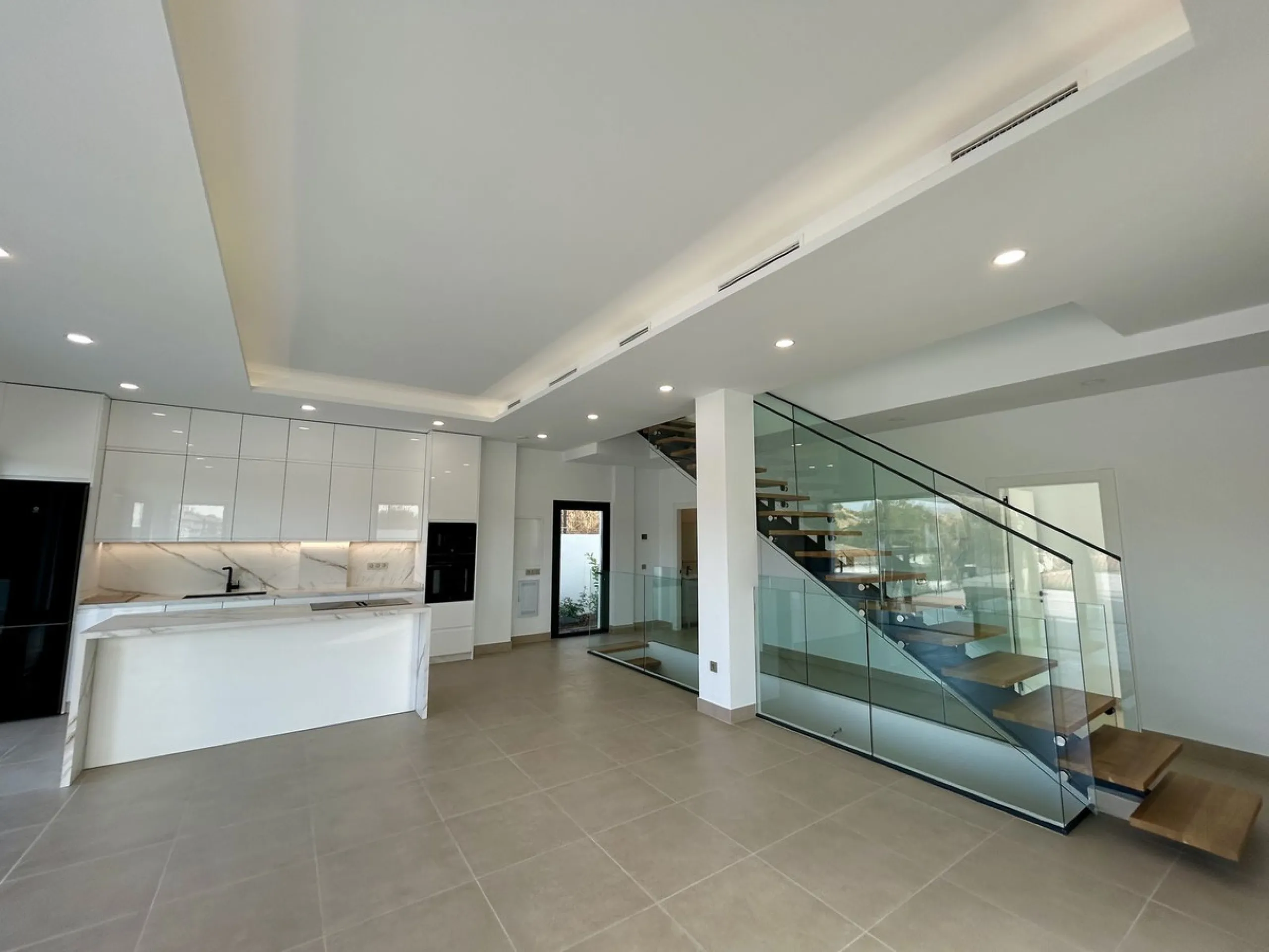Discover this stunning luxury villa in Mijas, Málaga, combining elegance and comfort in an idyllic setting.