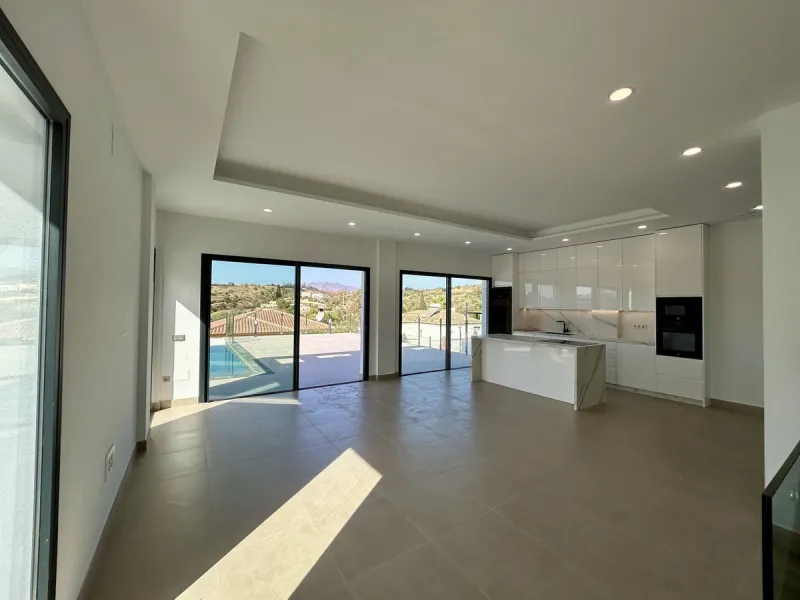 Discover this stunning luxury villa in Mijas, Málaga, combining elegance and comfort in an idyllic setting.