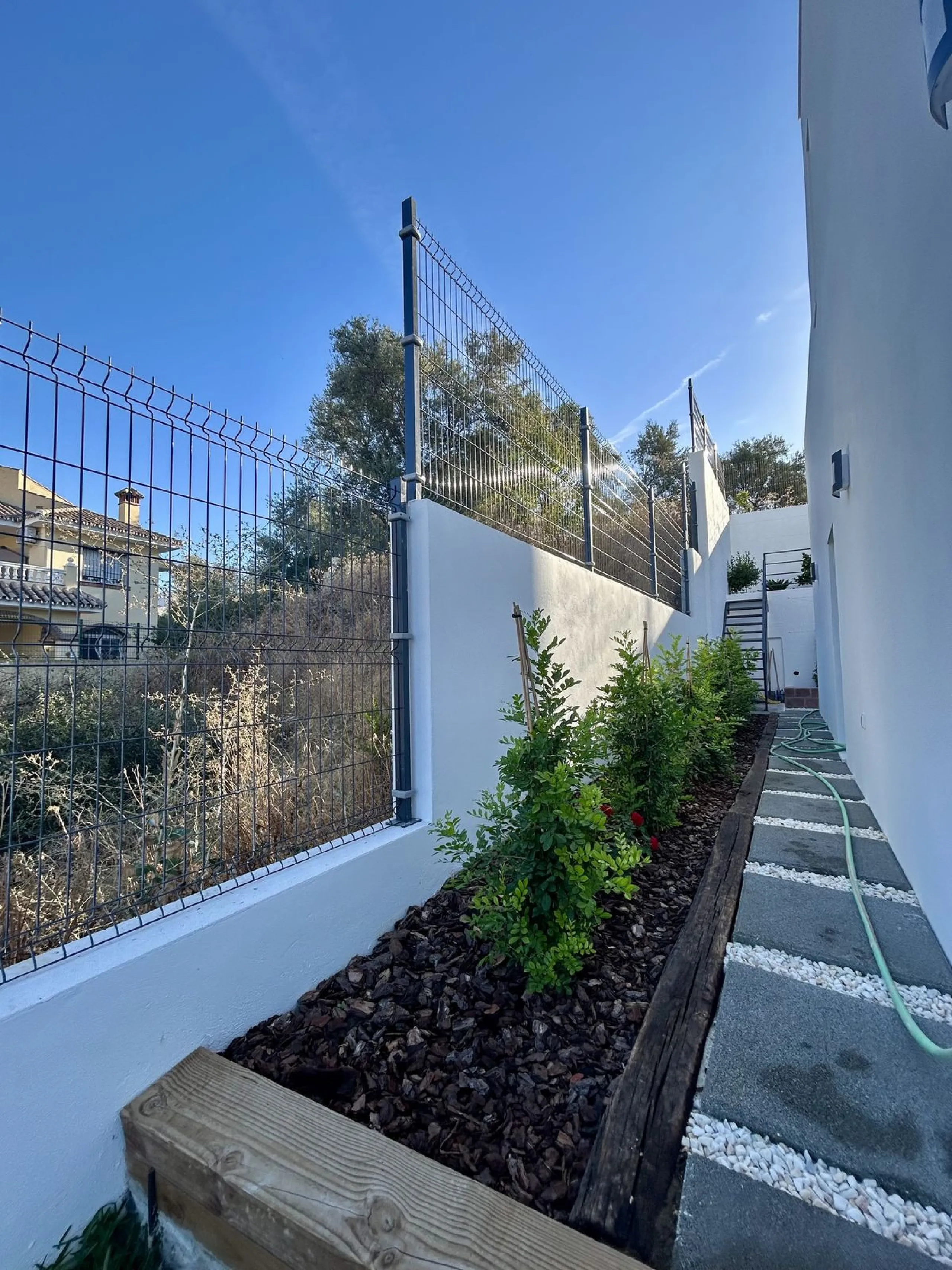 Discover this stunning luxury villa in Mijas, Málaga, combining elegance and comfort in an idyllic setting.