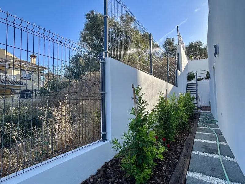 Discover this stunning luxury villa in Mijas, Málaga, combining elegance and comfort in an idyllic setting.