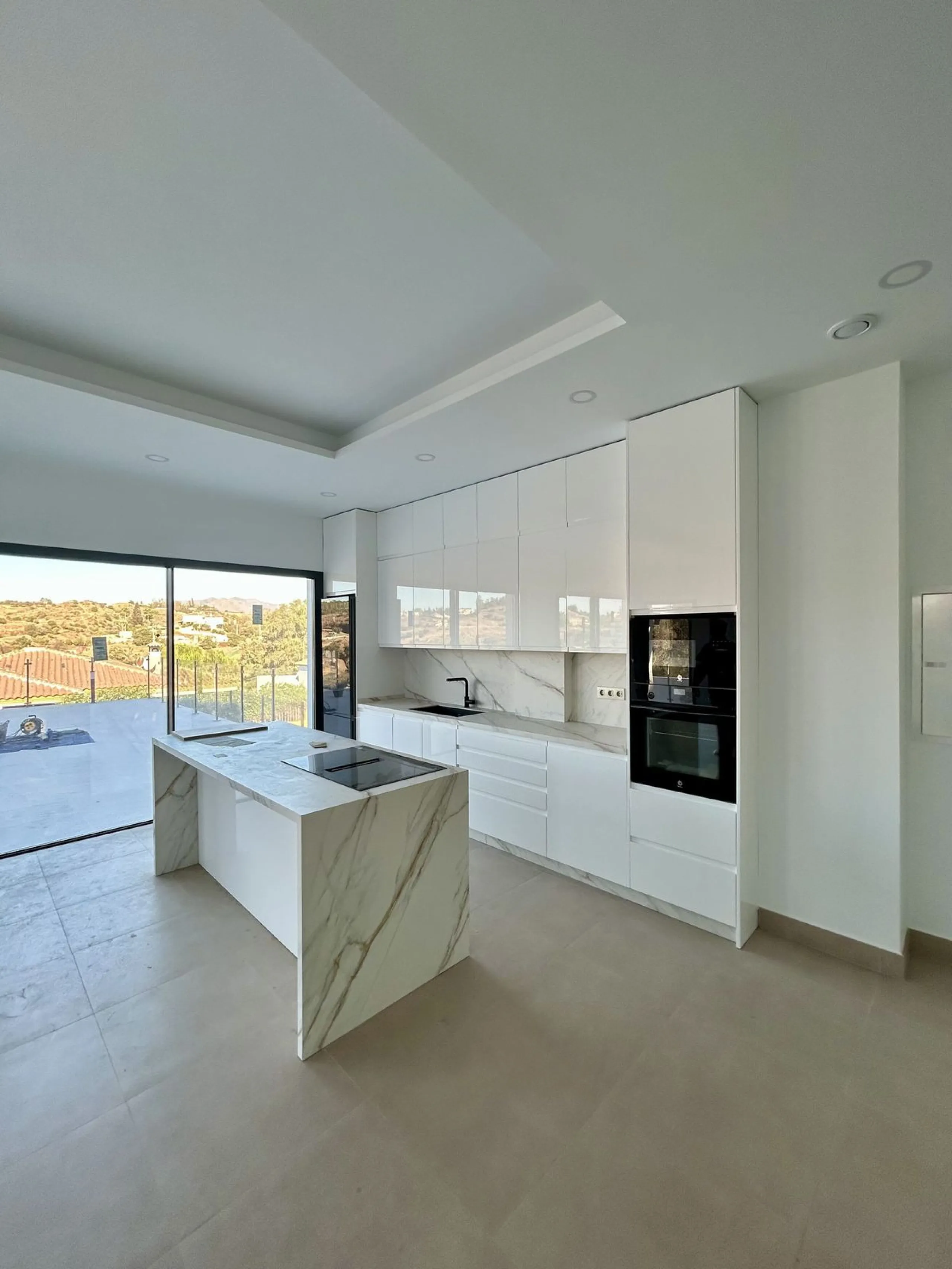 Discover this stunning luxury villa in Mijas, Málaga, combining elegance and comfort in an idyllic setting.