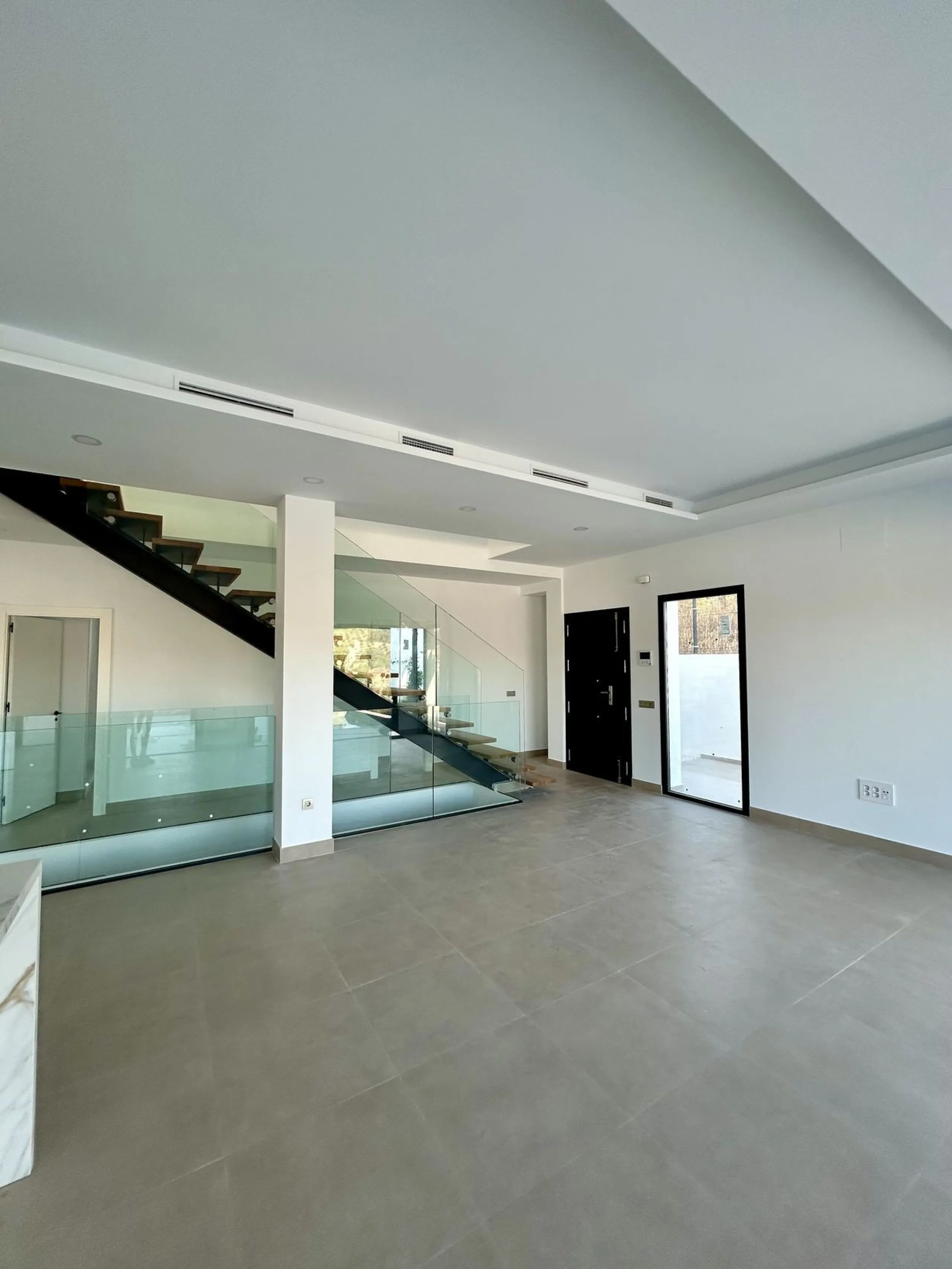 Discover this stunning luxury villa in Mijas, Málaga, combining elegance and comfort in an idyllic setting.