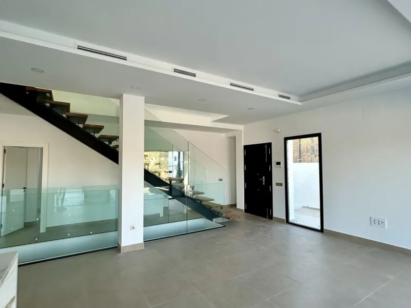 Discover this stunning luxury villa in Mijas, Málaga, combining elegance and comfort in an idyllic setting.
