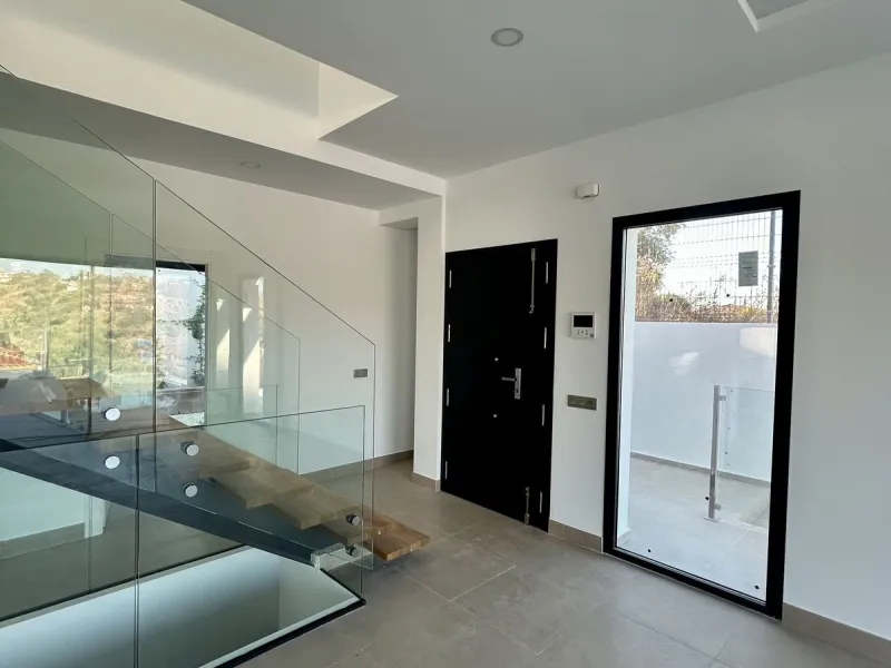 Discover this stunning luxury villa in Mijas, Málaga, combining elegance and comfort in an idyllic setting.