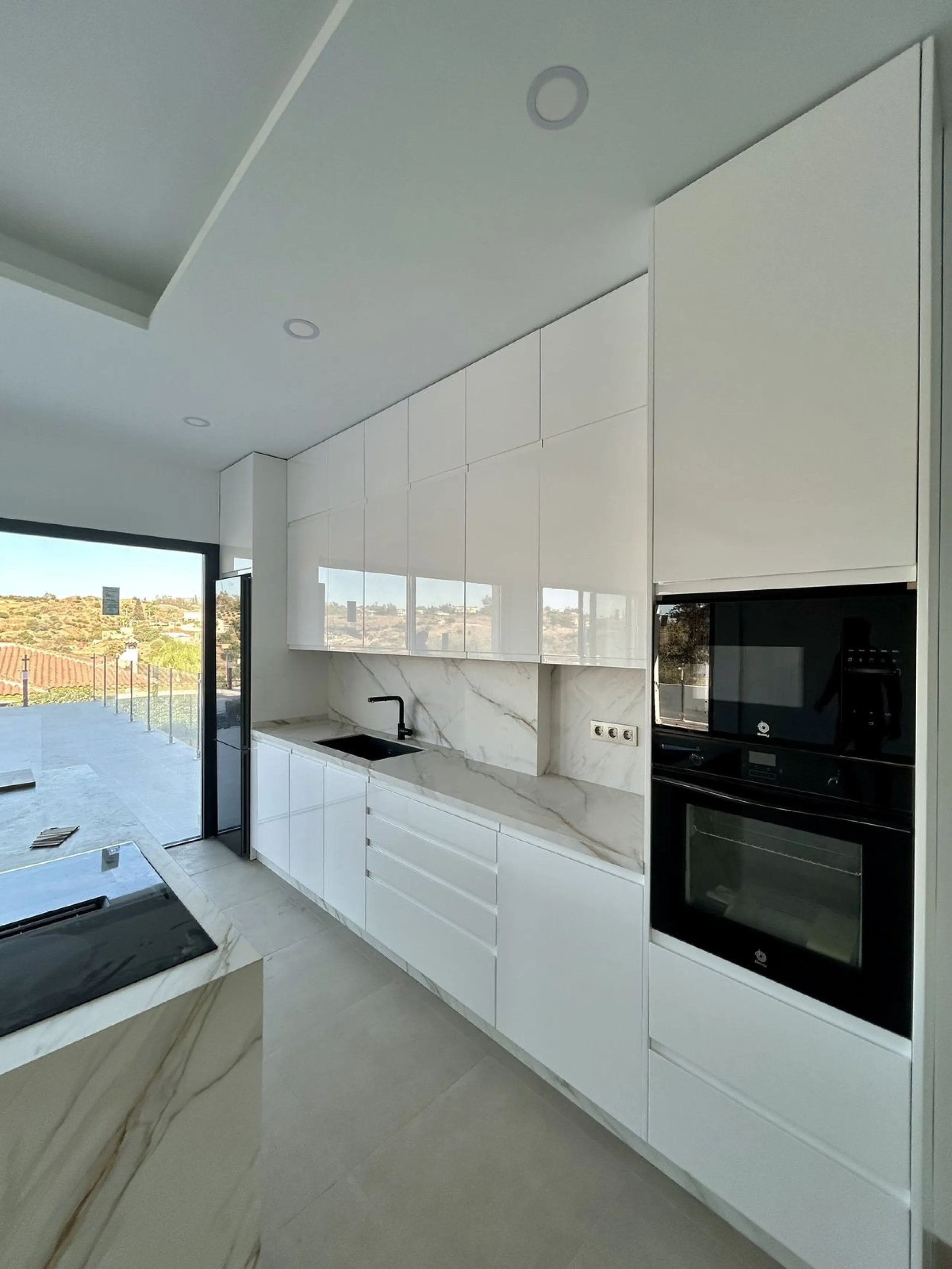 Discover this stunning luxury villa in Mijas, Málaga, combining elegance and comfort in an idyllic setting.