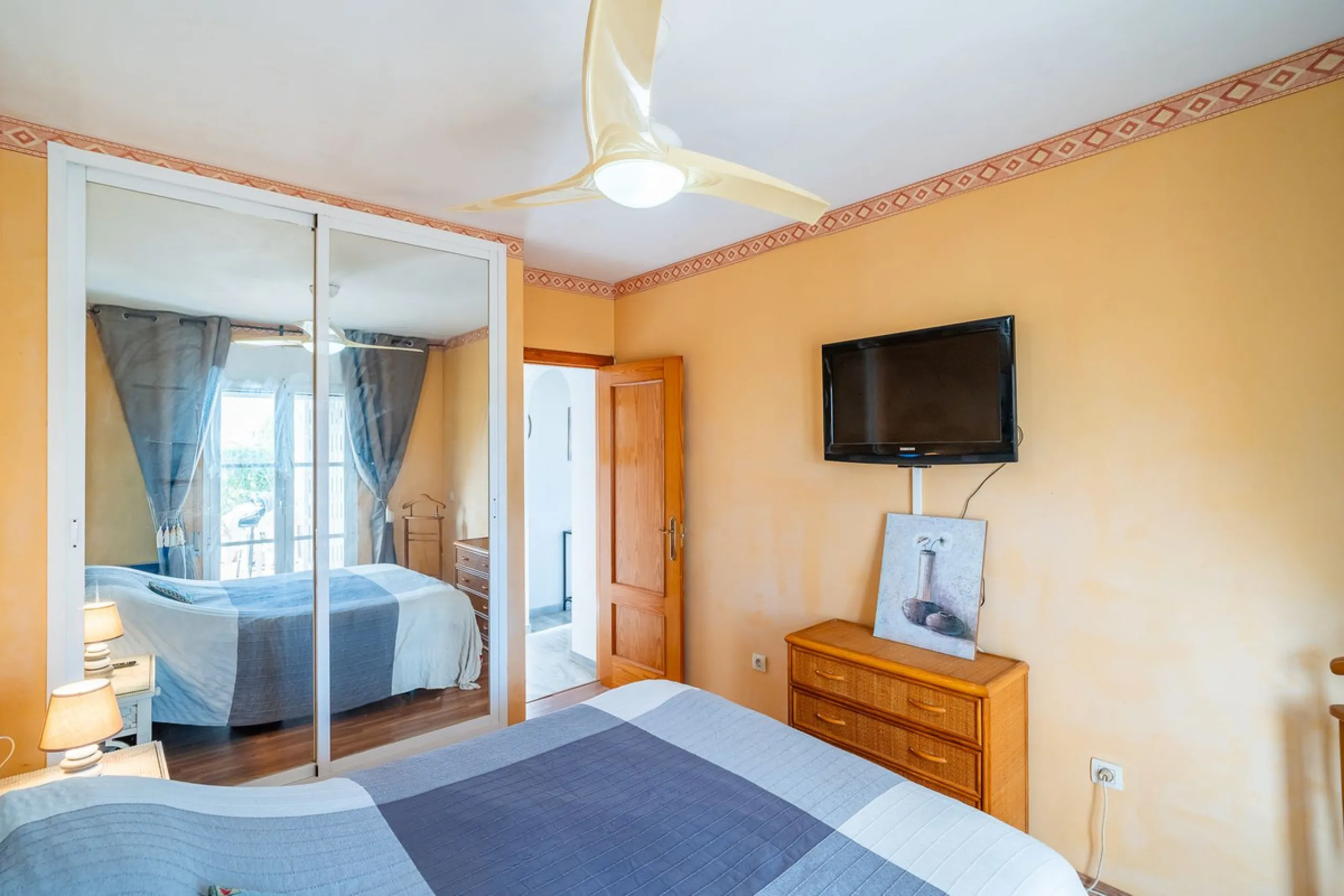 Exclusive ground-floor apartment with private garden and direct beach access – El Faro de Mijas