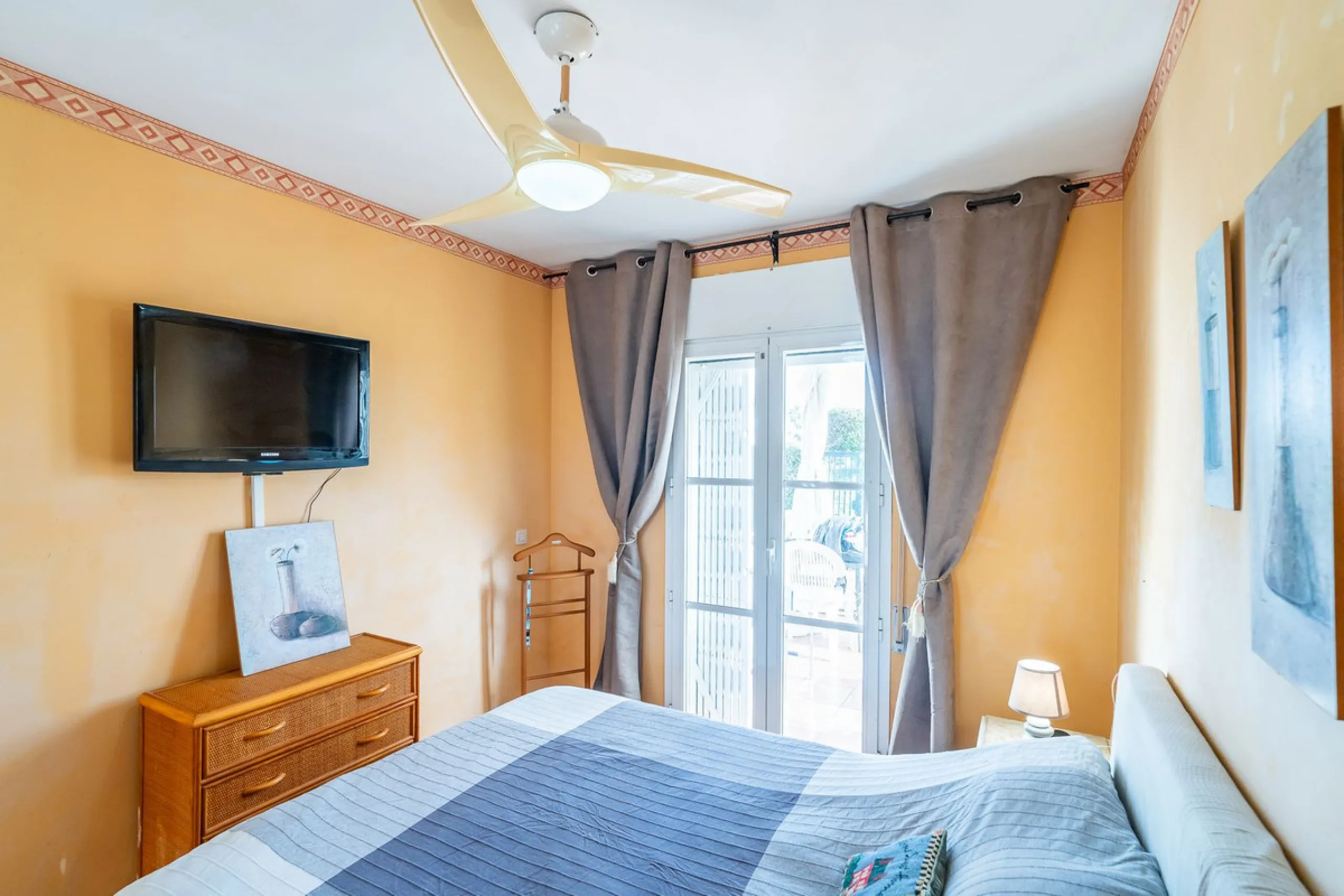 Exclusive ground-floor apartment with private garden and direct beach access – El Faro de Mijas