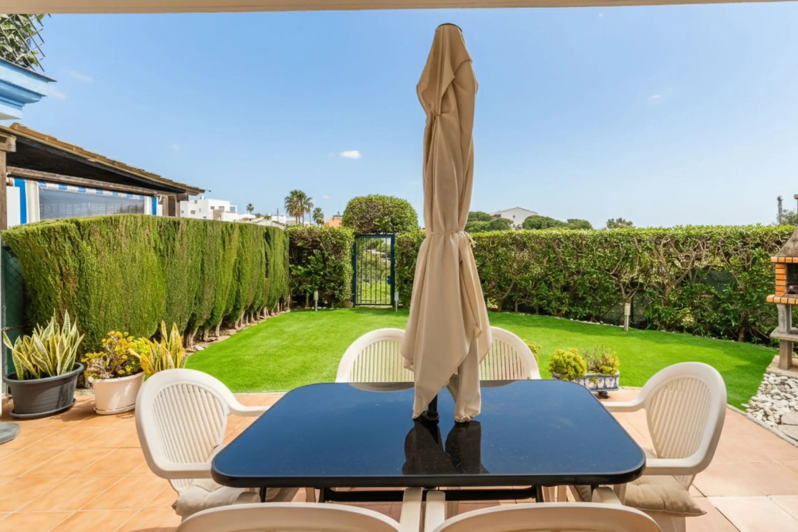 Exclusive ground-floor apartment with private garden and direct beach access – El Faro de Mijas