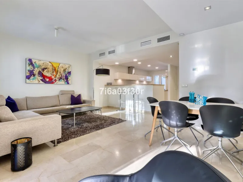 House - Townhouse в продаже в Marbella, Málaga. В доме 4 спален и 3 ванных комнат. Площадь дома 361 м²