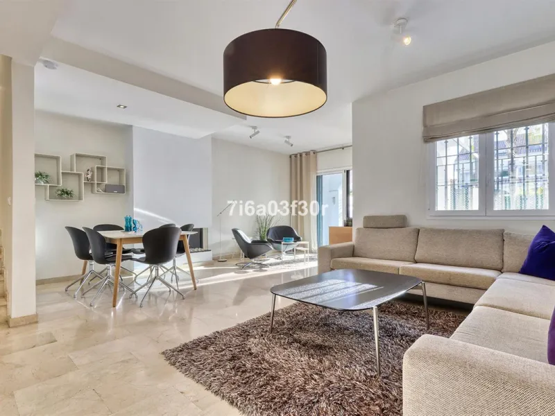 House - Townhouse в продаже в Marbella, Málaga. В доме 4 спален и 3 ванных комнат. Площадь дома 361 м²