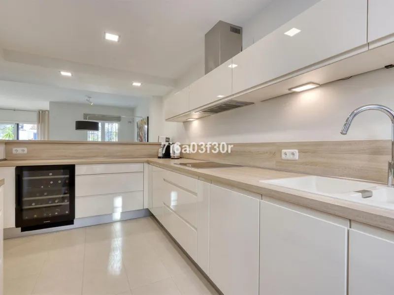 House - Townhouse в продаже в Marbella, Málaga. В доме 4 спален и 3 ванных комнат. Площадь дома 361 м²