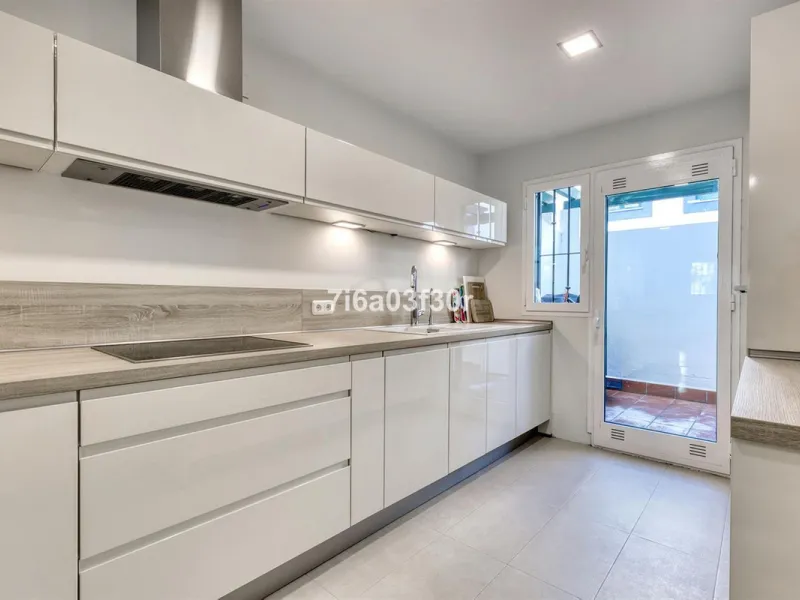 House - Townhouse в продаже в Marbella, Málaga. В доме 4 спален и 3 ванных комнат. Площадь дома 361 м²