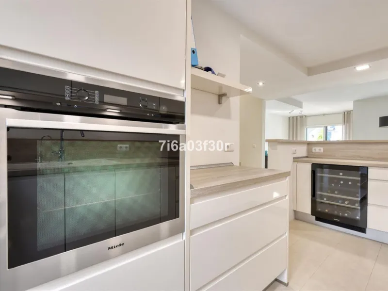 House - Townhouse в продаже в Marbella, Málaga. В доме 4 спален и 3 ванных комнат. Площадь дома 361 м²