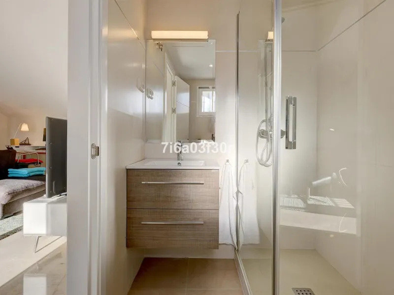 House - Townhouse в продаже в Marbella, Málaga. В доме 4 спален и 3 ванных комнат. Площадь дома 361 м²