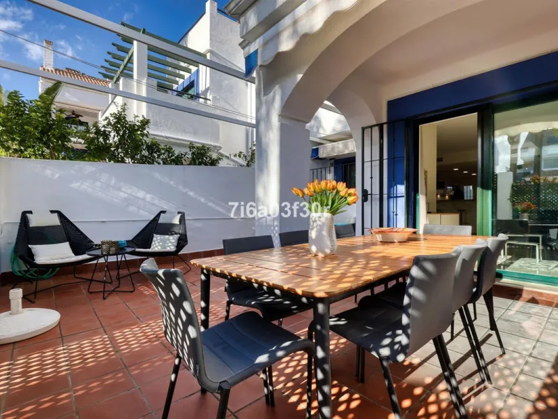 House - Townhouse в продаже в Marbella, Málaga. В доме 4 спален и 3 ванных комнат. Площадь дома 361 м²