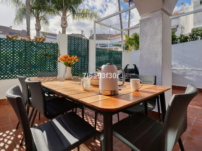 House - Townhouse в продаже в Marbella, Málaga. В доме 4 спален и 3 ванных комнат. Площадь дома 361 м²