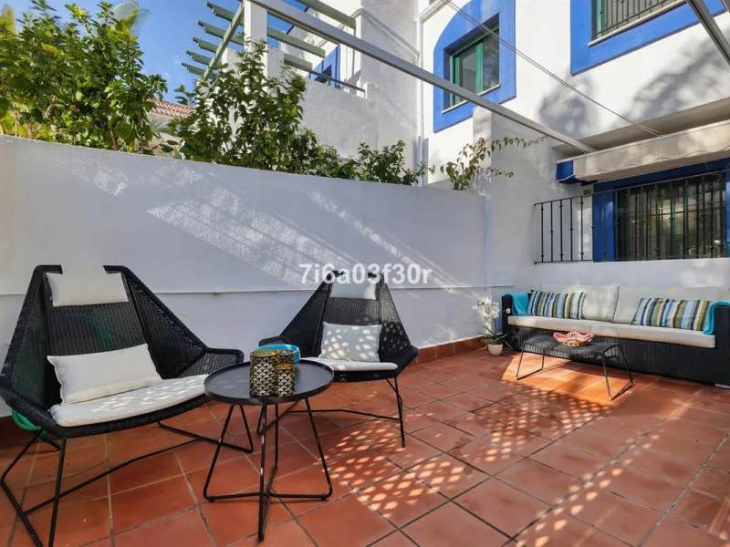 House - Townhouse в продаже в Marbella, Málaga. В доме 4 спален и 3 ванных комнат. Площадь дома 361 м²