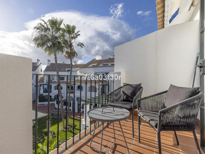 House - Townhouse в продаже в Marbella, Málaga. В доме 4 спален и 3 ванных комнат. Площадь дома 361 м²