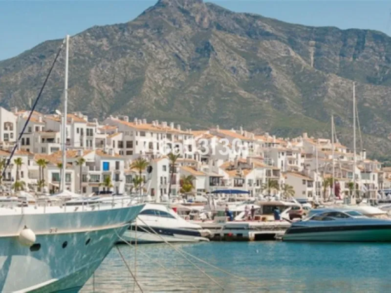 House - Townhouse в продаже в Marbella, Málaga. В доме 4 спален и 3 ванных комнат. Площадь дома 361 м²
