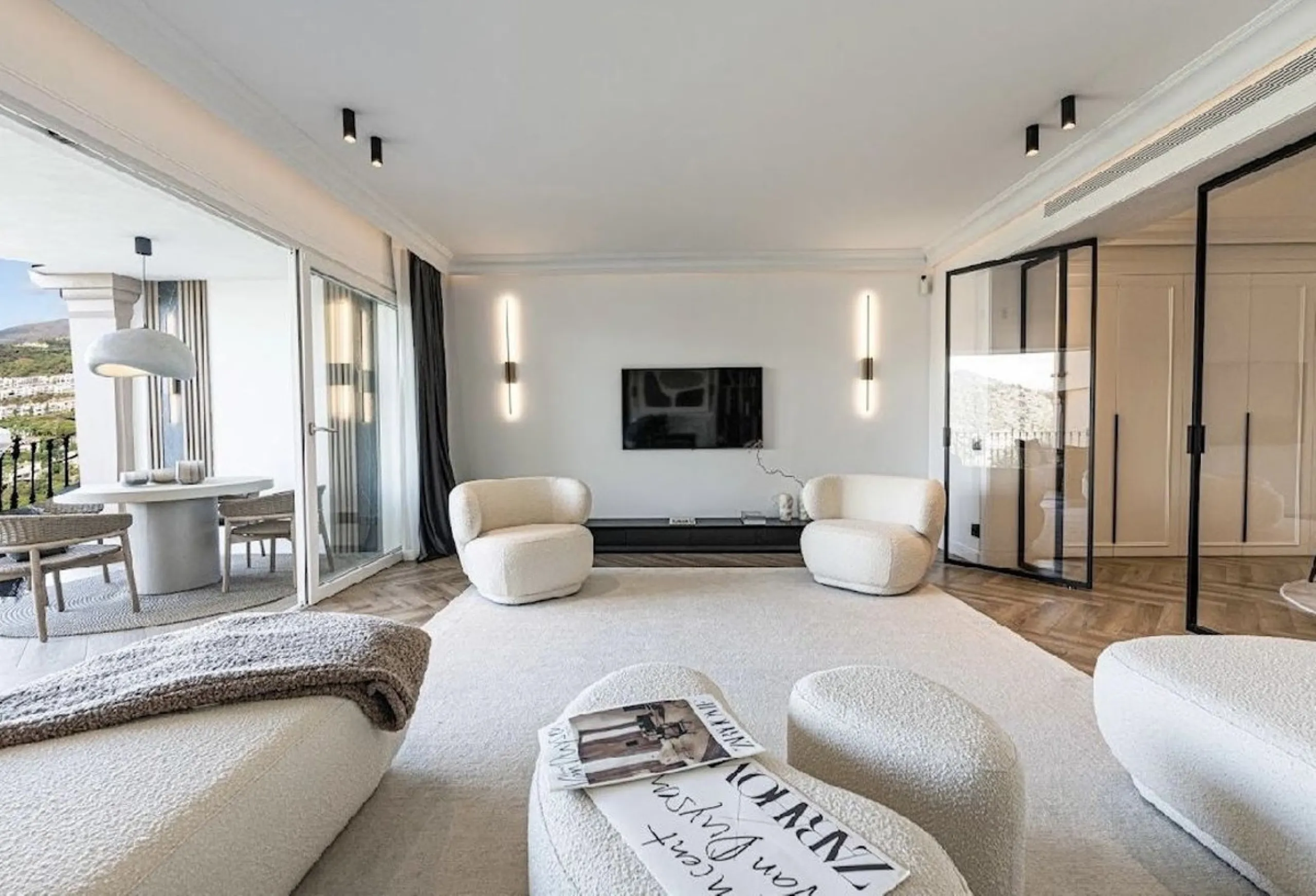 Located in the prestigious urbanisation of Monte Halcones, this stylish, fully renovated townhouse offers the perfect blend of modern design, comfort, and prime location. Set within one of Benahavís' most sought-after residential areas, the property enjoy