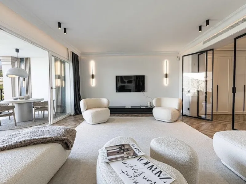 Located in the prestigious urbanisation of Monte Halcones, this stylish, fully renovated townhouse offers the perfect blend of modern design, comfort, and prime location. Set within one of Benahavís' most sought-after residential areas, the property enjoy
