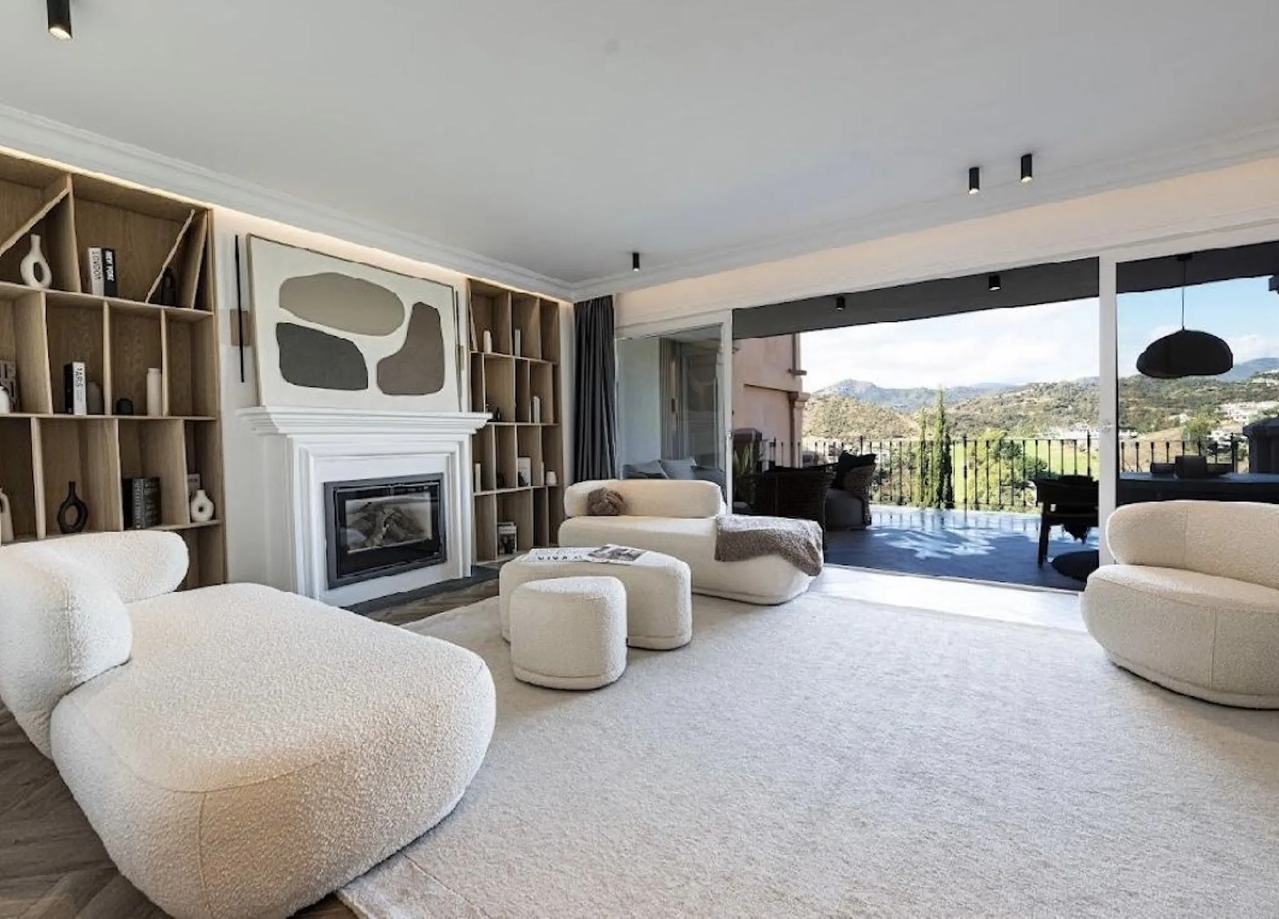 Located in the prestigious urbanisation of Monte Halcones, this stylish, fully renovated townhouse offers the perfect blend of modern design, comfort, and prime location. Set within one of Benahavís' most sought-after residential areas, the property enjoy