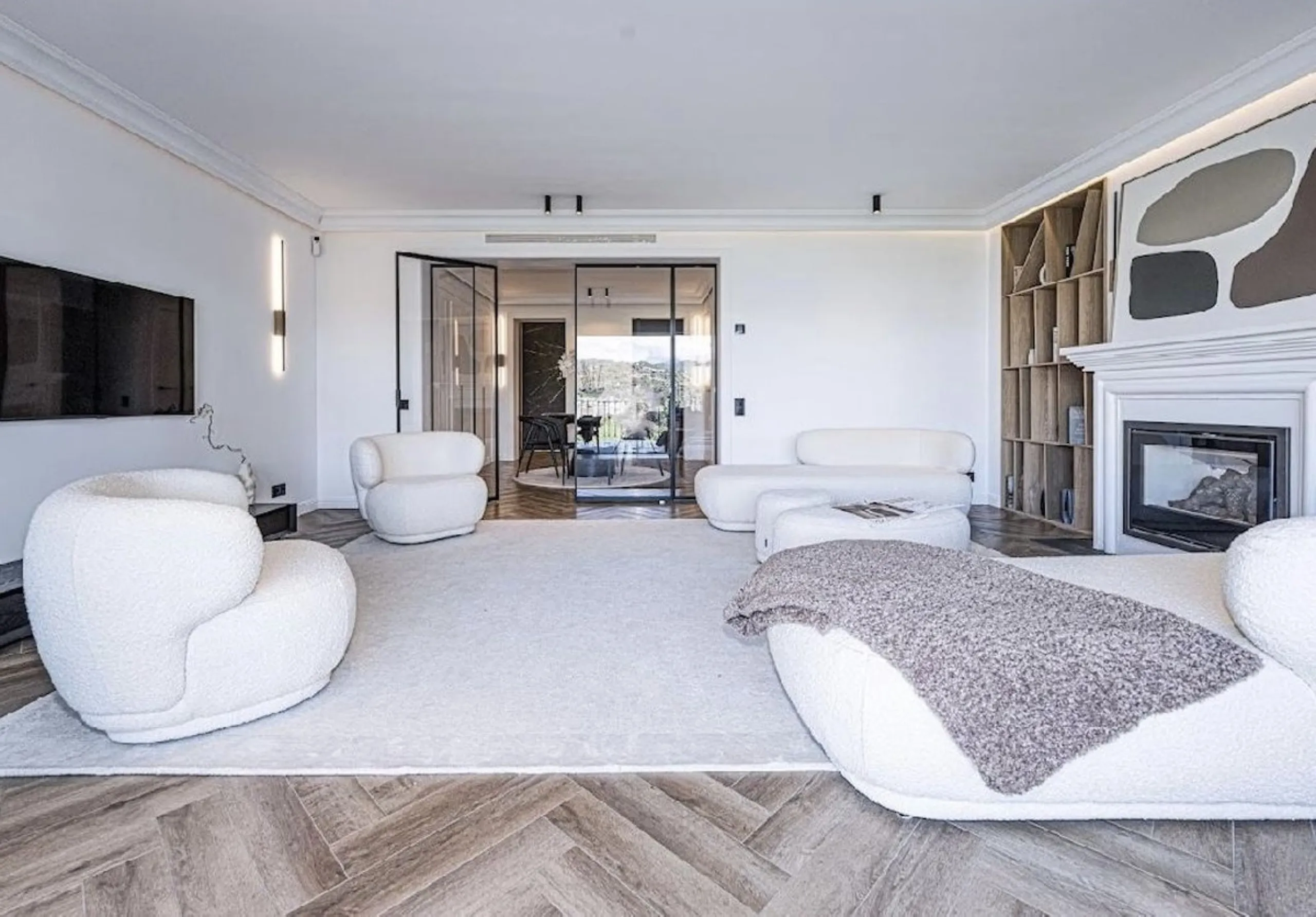 Located in the prestigious urbanisation of Monte Halcones, this stylish, fully renovated townhouse offers the perfect blend of modern design, comfort, and prime location. Set within one of Benahavís' most sought-after residential areas, the property enjoy