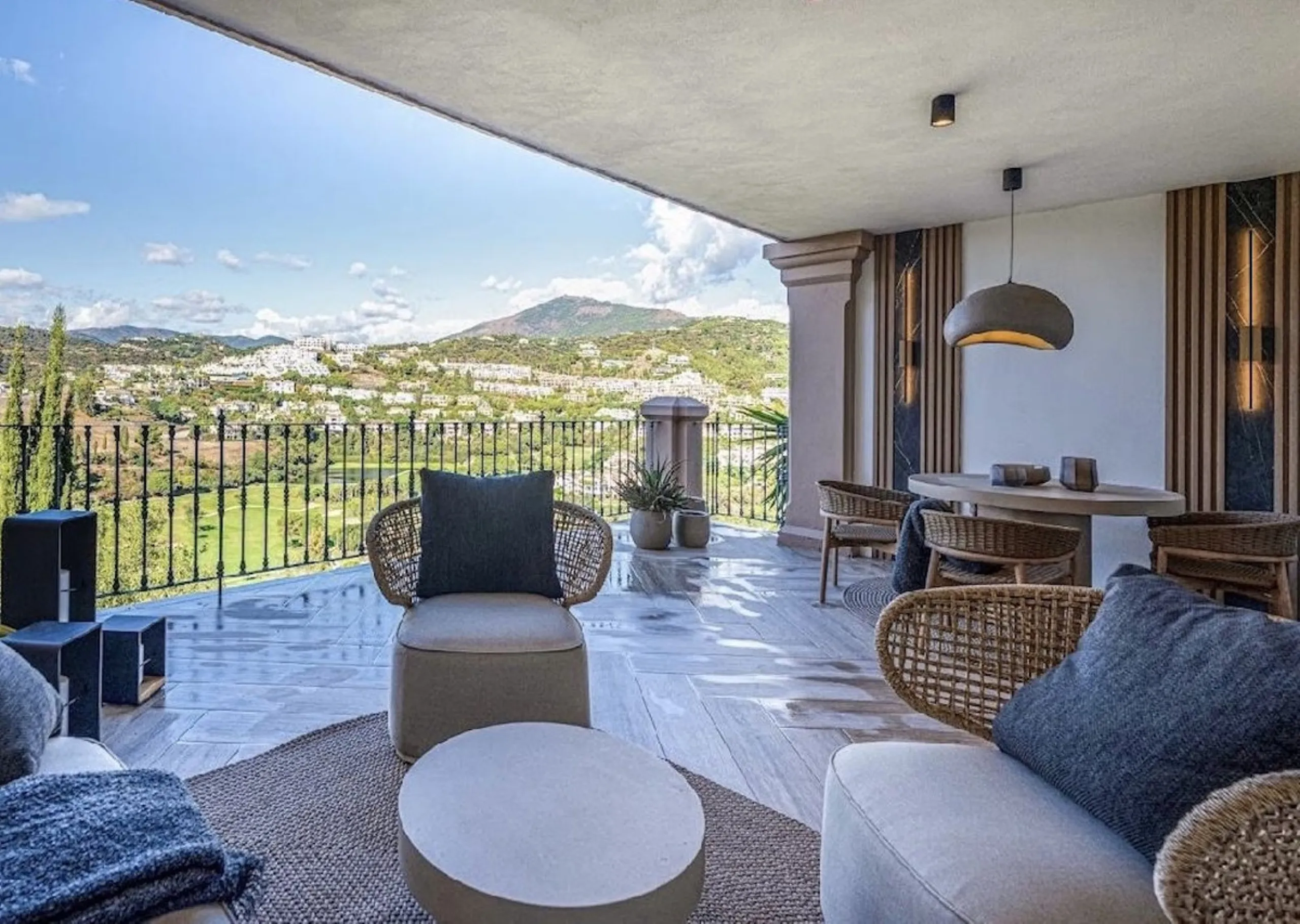 Located in the prestigious urbanisation of Monte Halcones, this stylish, fully renovated townhouse offers the perfect blend of modern design, comfort, and prime location. Set within one of Benahavís' most sought-after residential areas, the property enjoy