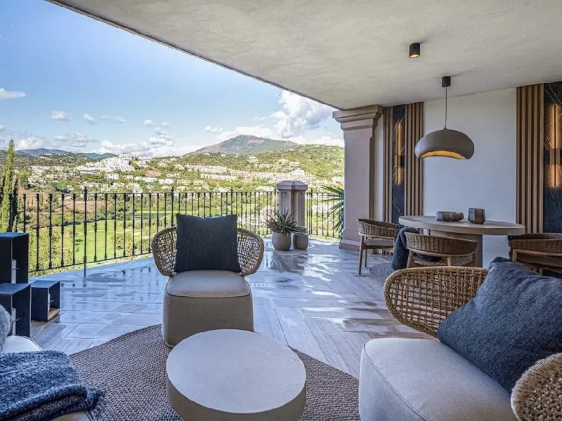 Located in the prestigious urbanisation of Monte Halcones, this stylish, fully renovated townhouse offers the perfect blend of modern design, comfort, and prime location. Set within one of Benahavís' most sought-after residential areas, the property enjoy
