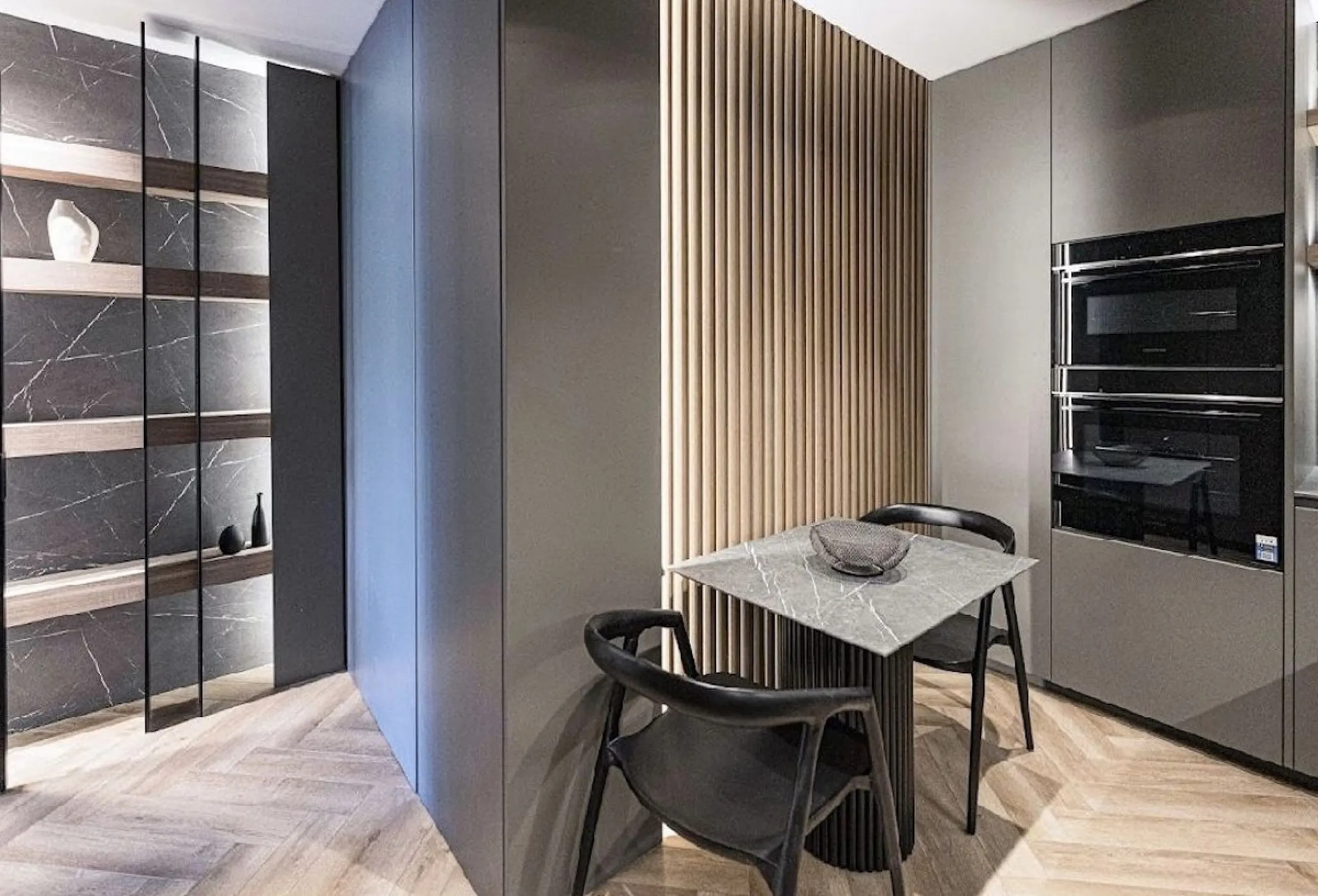 Located in the prestigious urbanisation of Monte Halcones, this stylish, fully renovated townhouse offers the perfect blend of modern design, comfort, and prime location. Set within one of Benahavís' most sought-after residential areas, the property enjoy