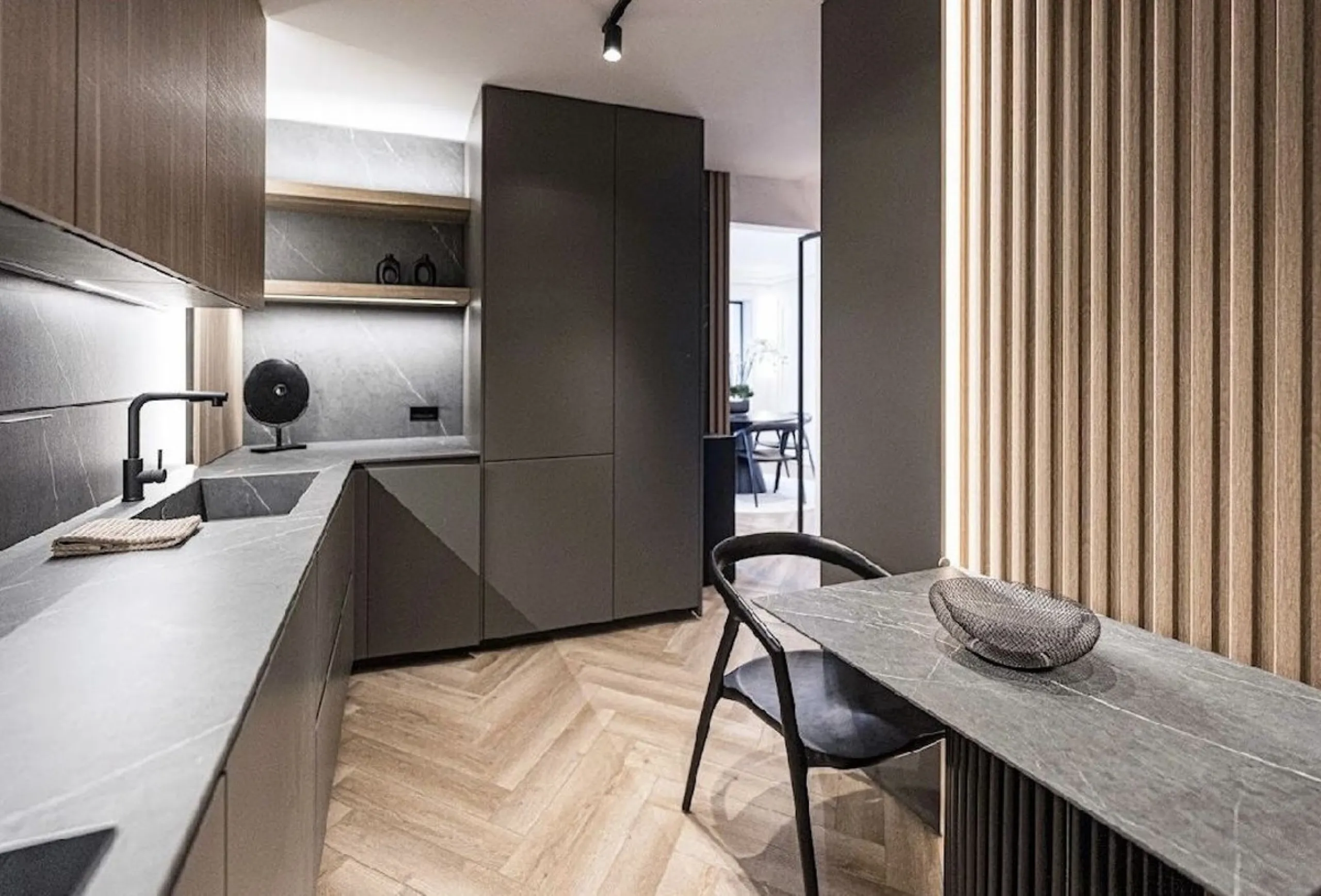 Located in the prestigious urbanisation of Monte Halcones, this stylish, fully renovated townhouse offers the perfect blend of modern design, comfort, and prime location. Set within one of Benahavís' most sought-after residential areas, the property enjoy