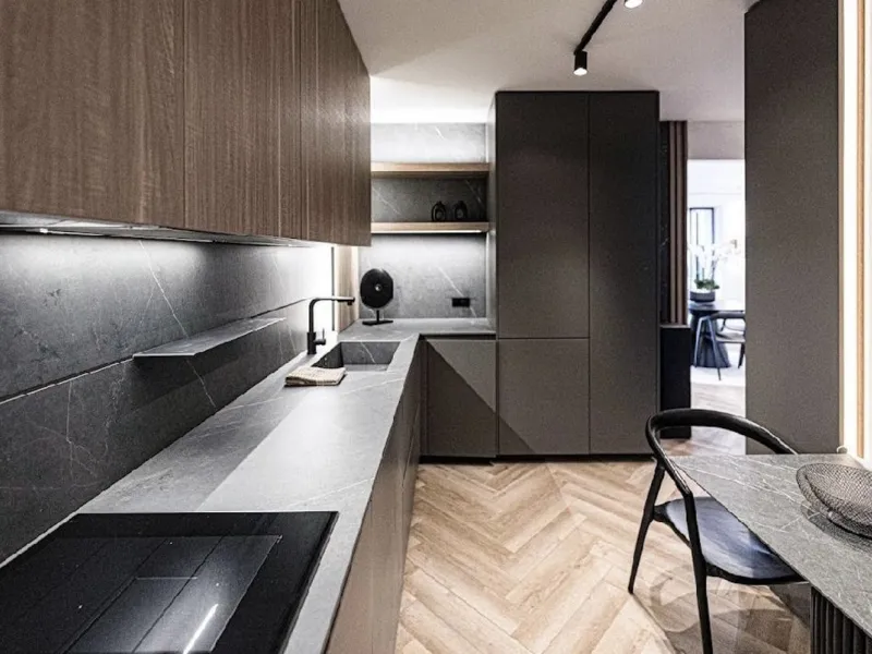 Located in the prestigious urbanisation of Monte Halcones, this stylish, fully renovated townhouse offers the perfect blend of modern design, comfort, and prime location. Set within one of Benahavís' most sought-after residential areas, the property enjoy