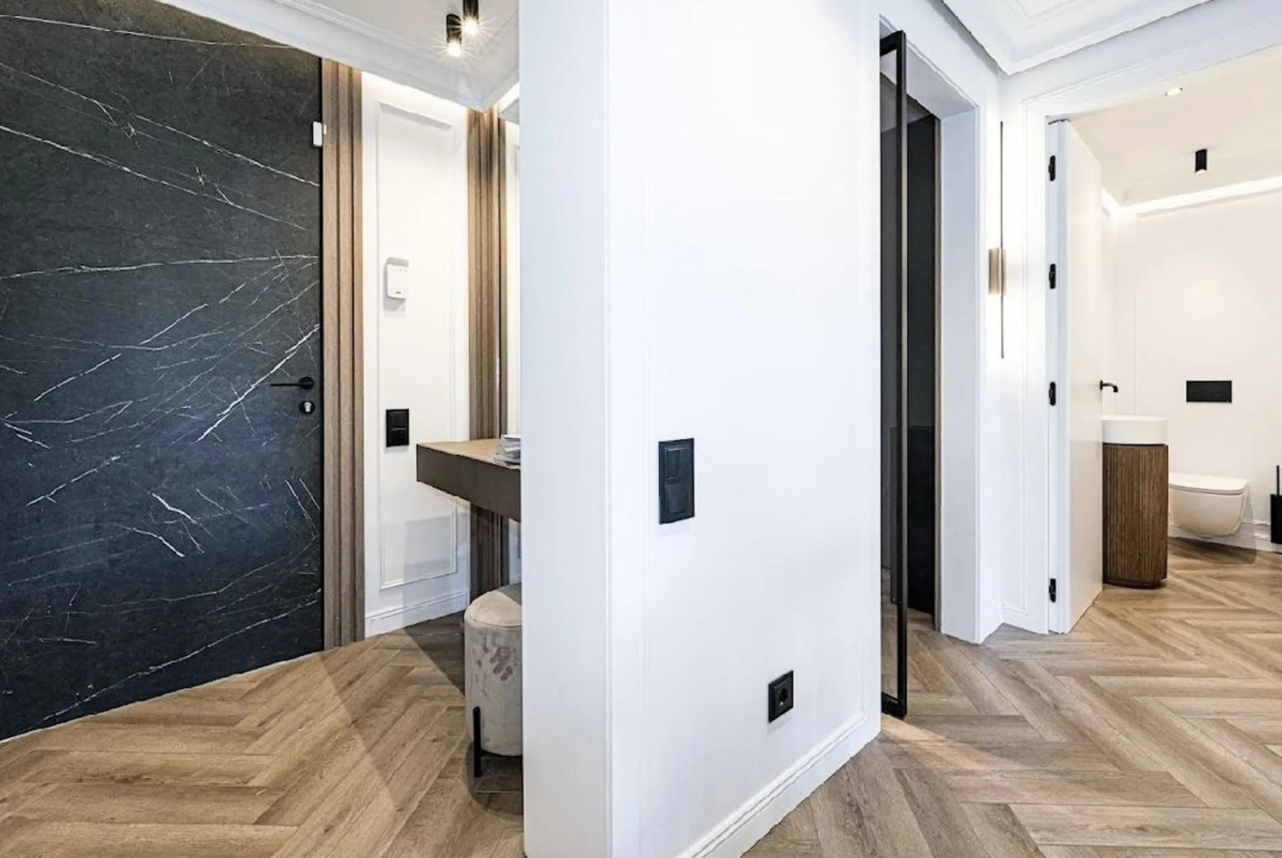Located in the prestigious urbanisation of Monte Halcones, this stylish, fully renovated townhouse offers the perfect blend of modern design, comfort, and prime location. Set within one of Benahavís' most sought-after residential areas, the property enjoy