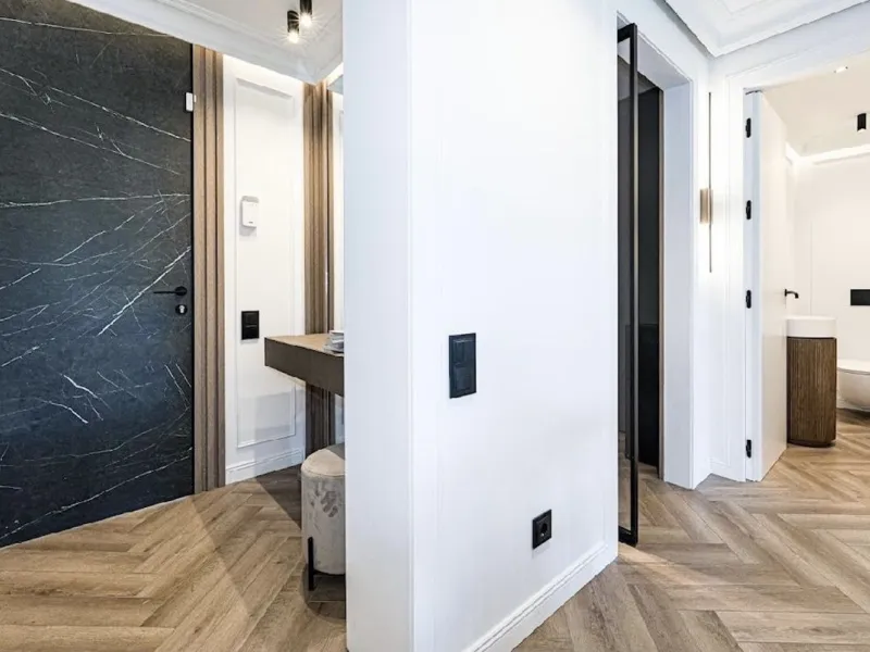 Located in the prestigious urbanisation of Monte Halcones, this stylish, fully renovated townhouse offers the perfect blend of modern design, comfort, and prime location. Set within one of Benahavís' most sought-after residential areas, the property enjoy