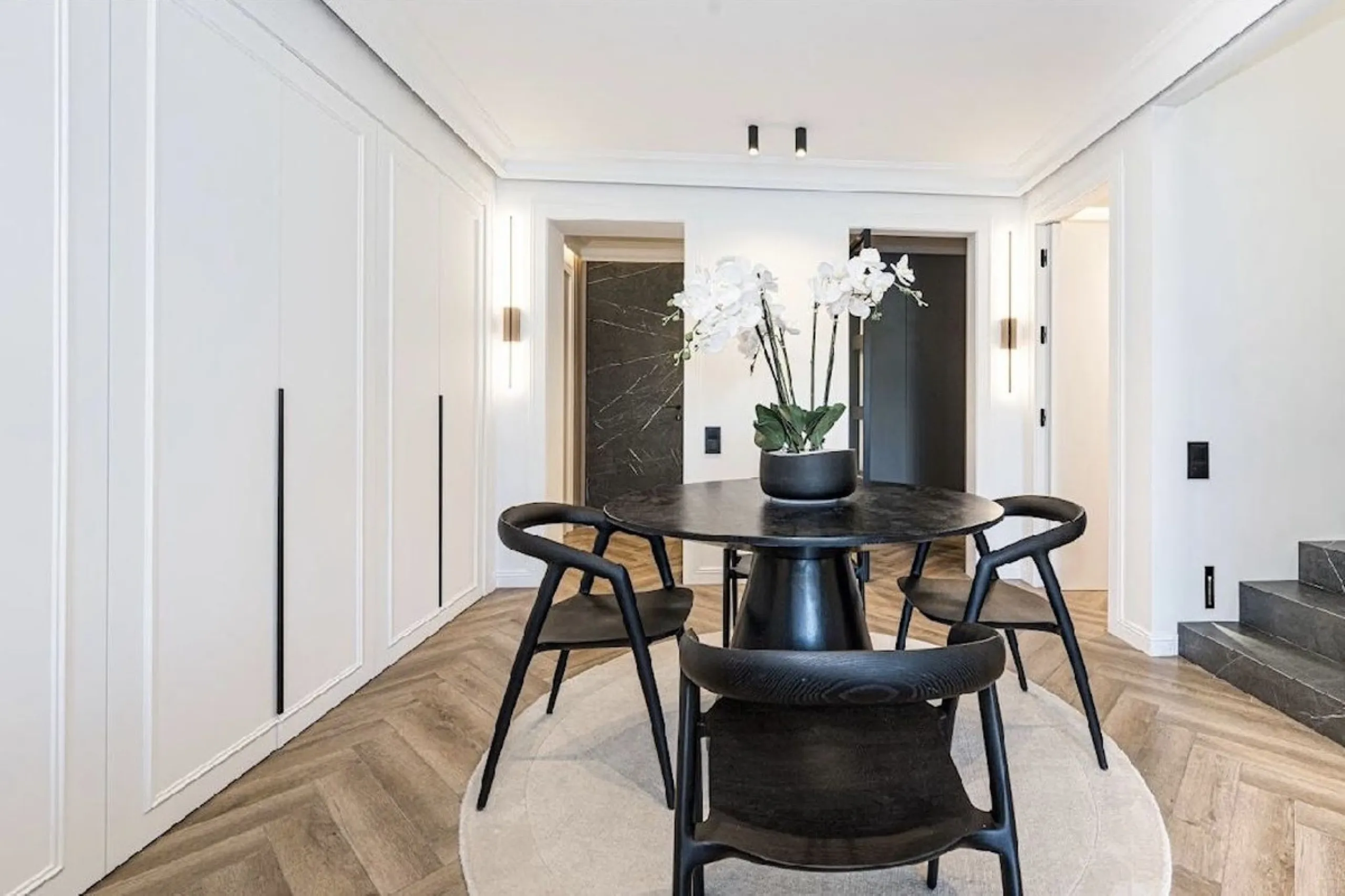 Located in the prestigious urbanisation of Monte Halcones, this stylish, fully renovated townhouse offers the perfect blend of modern design, comfort, and prime location. Set within one of Benahavís' most sought-after residential areas, the property enjoy