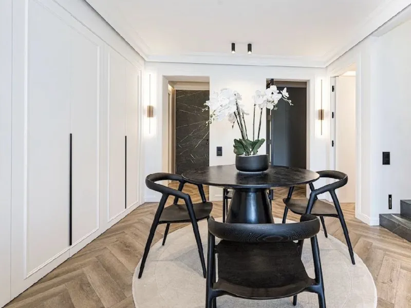 Located in the prestigious urbanisation of Monte Halcones, this stylish, fully renovated townhouse offers the perfect blend of modern design, comfort, and prime location. Set within one of Benahavís' most sought-after residential areas, the property enjoy