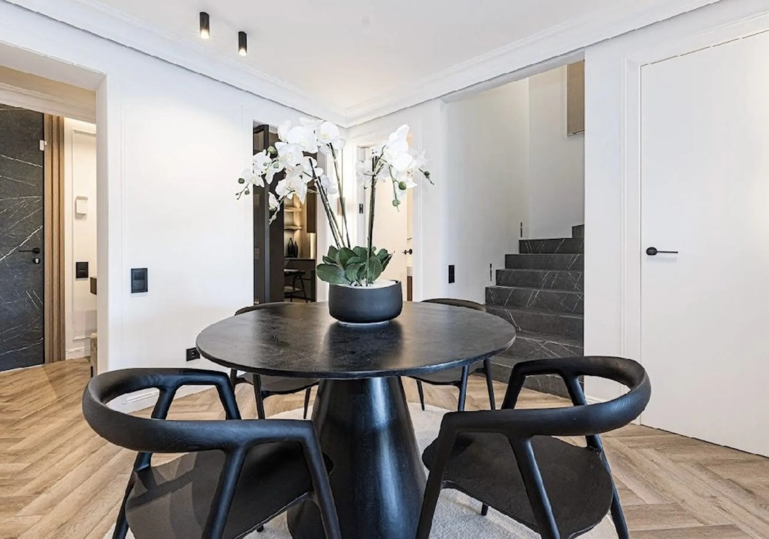Located in the prestigious urbanisation of Monte Halcones, this stylish, fully renovated townhouse offers the perfect blend of modern design, comfort, and prime location. Set within one of Benahavís' most sought-after residential areas, the property enjoy