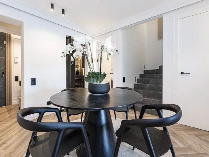 Located in the prestigious urbanisation of Monte Halcones, this stylish, fully renovated townhouse offers the perfect blend of modern design, comfort, and prime location. Set within one of Benahavís' most sought-after residential areas, the property enjoy