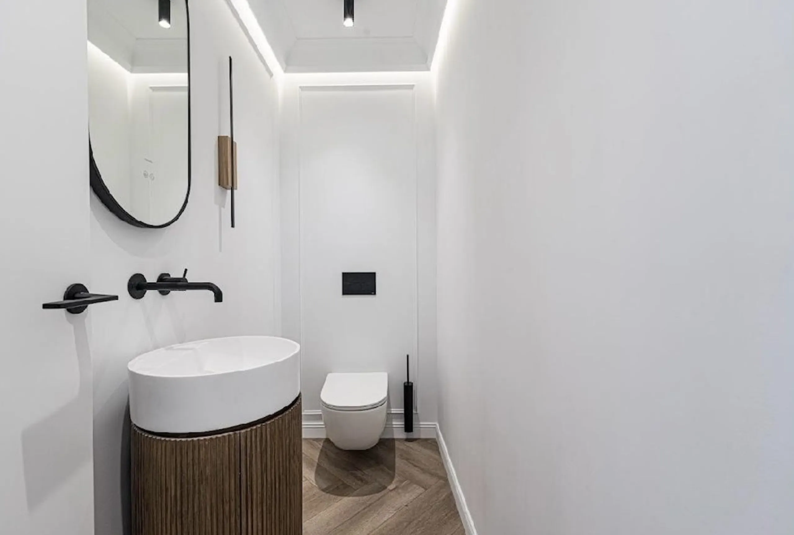 Located in the prestigious urbanisation of Monte Halcones, this stylish, fully renovated townhouse offers the perfect blend of modern design, comfort, and prime location. Set within one of Benahavís' most sought-after residential areas, the property enjoy