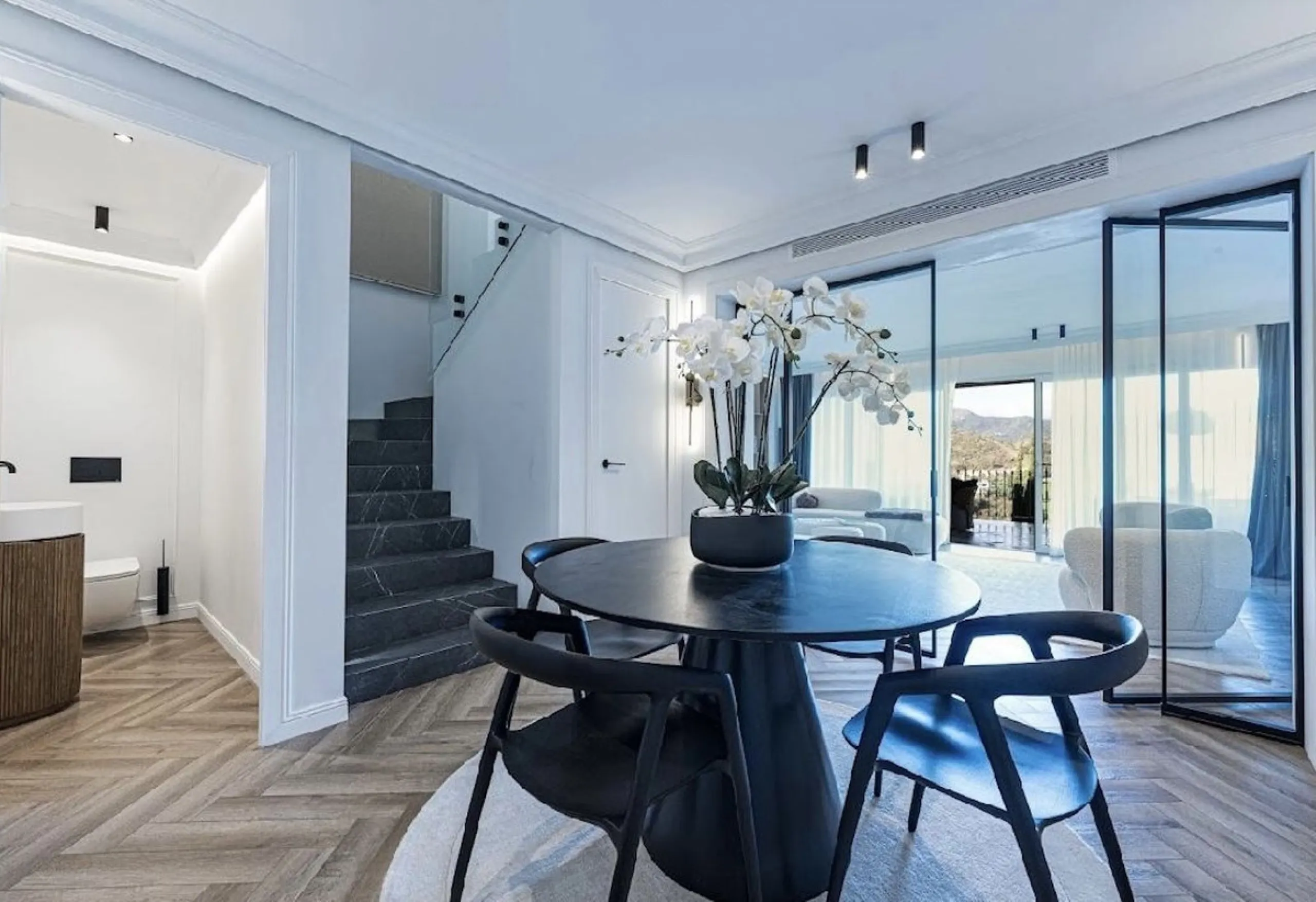 Located in the prestigious urbanisation of Monte Halcones, this stylish, fully renovated townhouse offers the perfect blend of modern design, comfort, and prime location. Set within one of Benahavís' most sought-after residential areas, the property enjoy