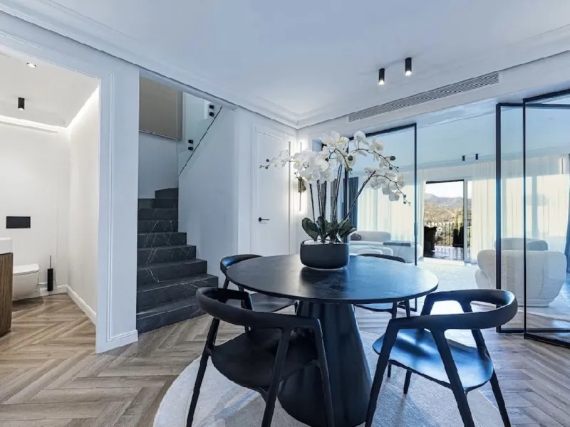 Located in the prestigious urbanisation of Monte Halcones, this stylish, fully renovated townhouse offers the perfect blend of modern design, comfort, and prime location. Set within one of Benahavís' most sought-after residential areas, the property enjoy