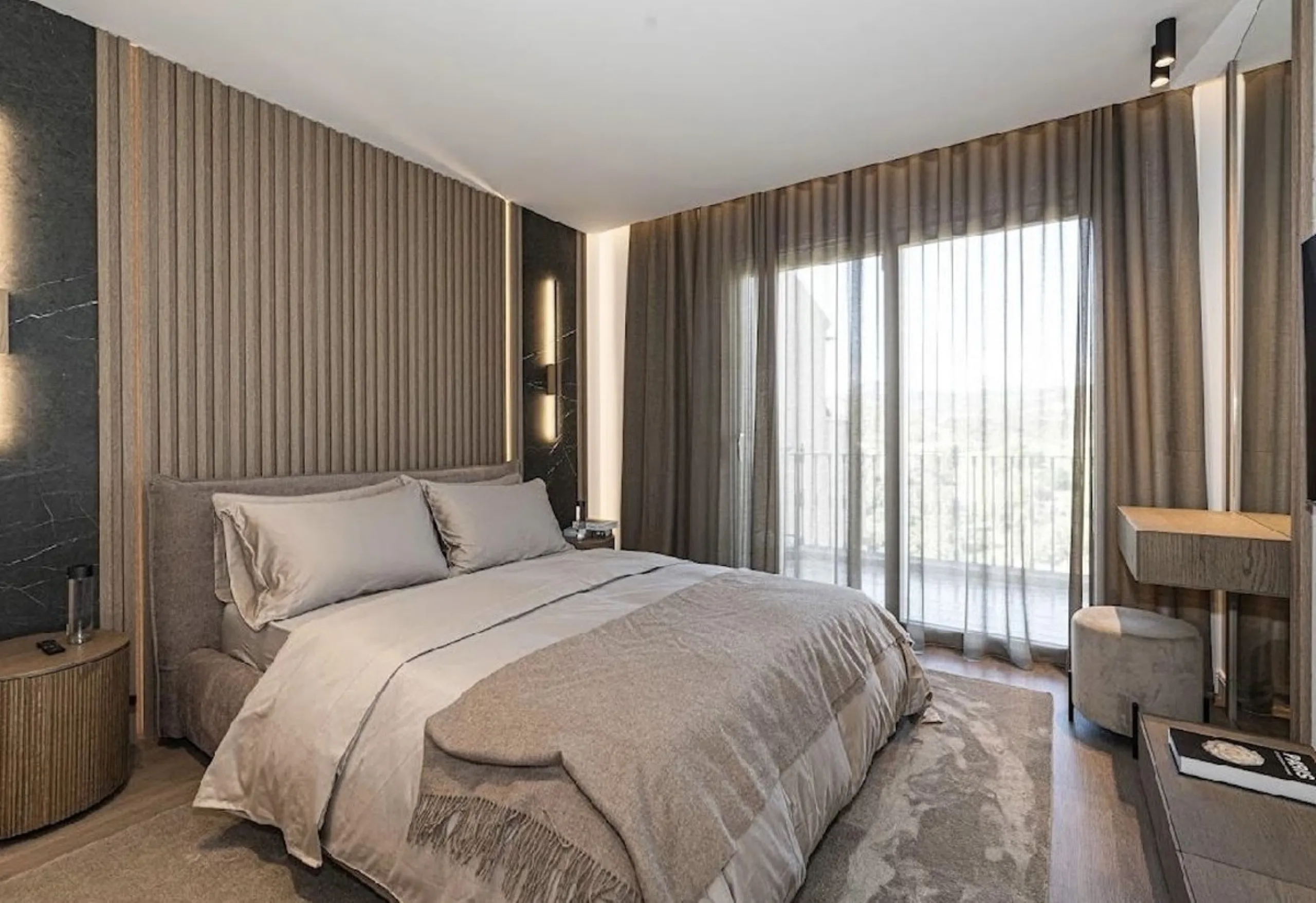 Located in the prestigious urbanisation of Monte Halcones, this stylish, fully renovated townhouse offers the perfect blend of modern design, comfort, and prime location. Set within one of Benahavís' most sought-after residential areas, the property enjoy