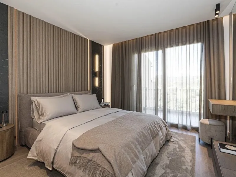 Located in the prestigious urbanisation of Monte Halcones, this stylish, fully renovated townhouse offers the perfect blend of modern design, comfort, and prime location. Set within one of Benahavís' most sought-after residential areas, the property enjoy