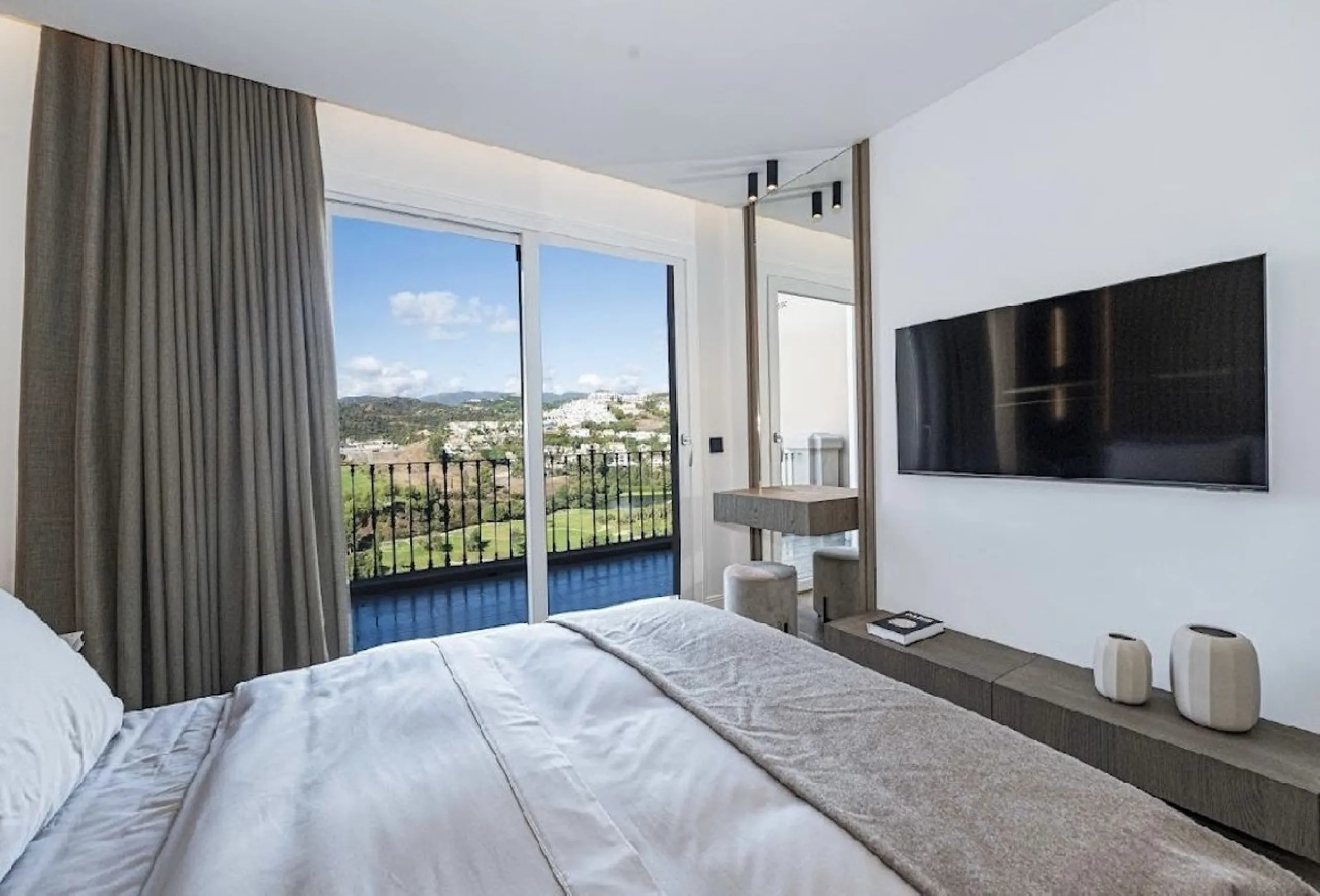 Located in the prestigious urbanisation of Monte Halcones, this stylish, fully renovated townhouse offers the perfect blend of modern design, comfort, and prime location. Set within one of Benahavís' most sought-after residential areas, the property enjoy